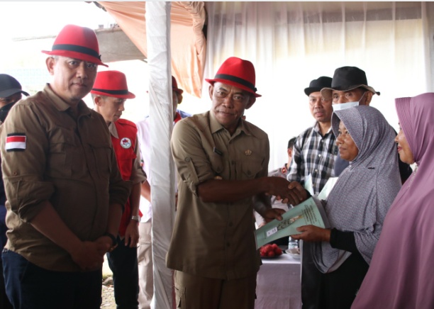 BAGIKAN SERTIFIKAT PTSL LINTOR UMKM, KANG JIMAT BERPESAN SERTIFIKAT DAPAT DIMANFAATKAN UNTUK PENGEMBANGAN USAHA