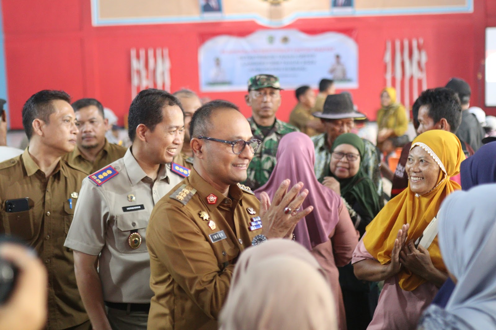 BAGIKAN SERTIFIKAT REDISTRIBUSI, PENJABAT BUPATI INGATKAN MASYARAKAT UNTUK JAGA SERTIFIKAT