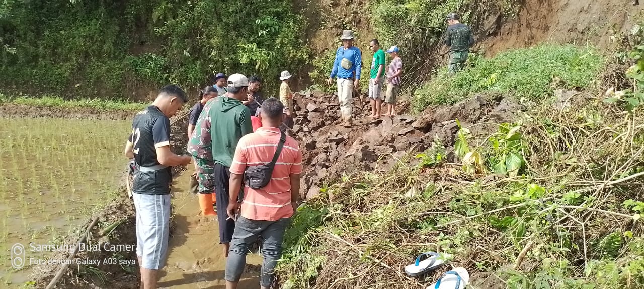Bahu Jalan Kabupaten Di Cimeuhmal Longsor