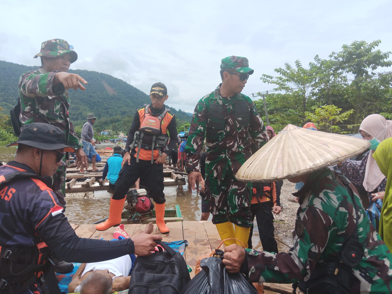 Bakti TNI, Dandim 1430/Konut Bersama Babinsa Siap Atasi Kesulitan Rakyat Terdampak Banjir