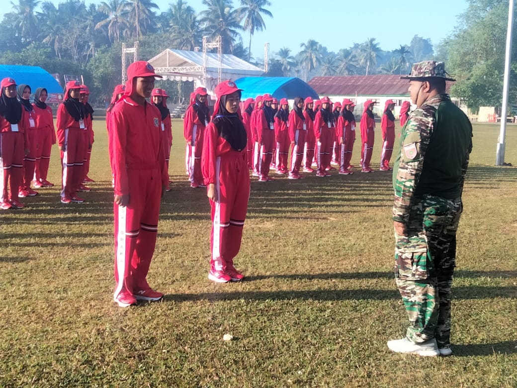 Banbinsa Koramil 1416-06/Lawa Beri Pelatihan Baris Berbaris Pada Peserta Paskibraka Tingkat Kabupaten Muna Barat