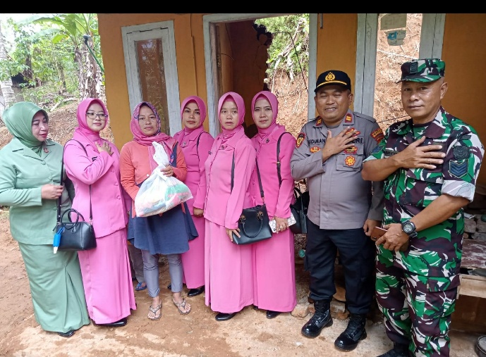 Bansos Polri Presisi, Polisi  Bersama Bhayangkari Berikan Sembako Pada Korban Tanah Longsor