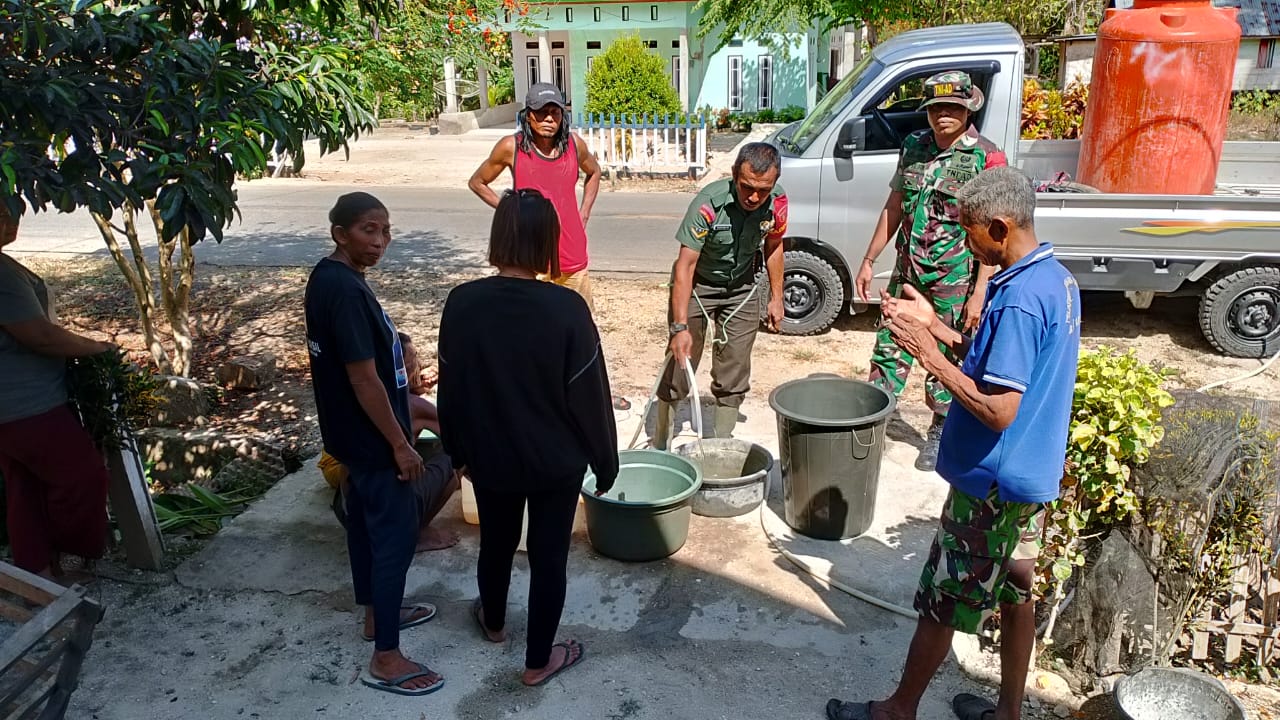 Bantu Atasi Kesulitan Air Bersih, Kodim Jajaran Korem 143/HO Salurkan Air Bersih Bagi Masyarakat
