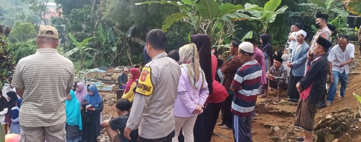 Bentuk Dukungan Moril Kepada Masyarakat, Bhabinkamtibmas Polsek Cibugel Laksanakan Takziah Ke Warga Binaan Yang Meninggal Dunia