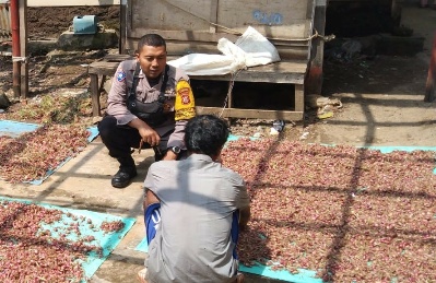 Bentuk Dukungan Terhadap UMKM, Bhabinkamtibmas Polsek Cimanggung Sambangi Petani Bawang