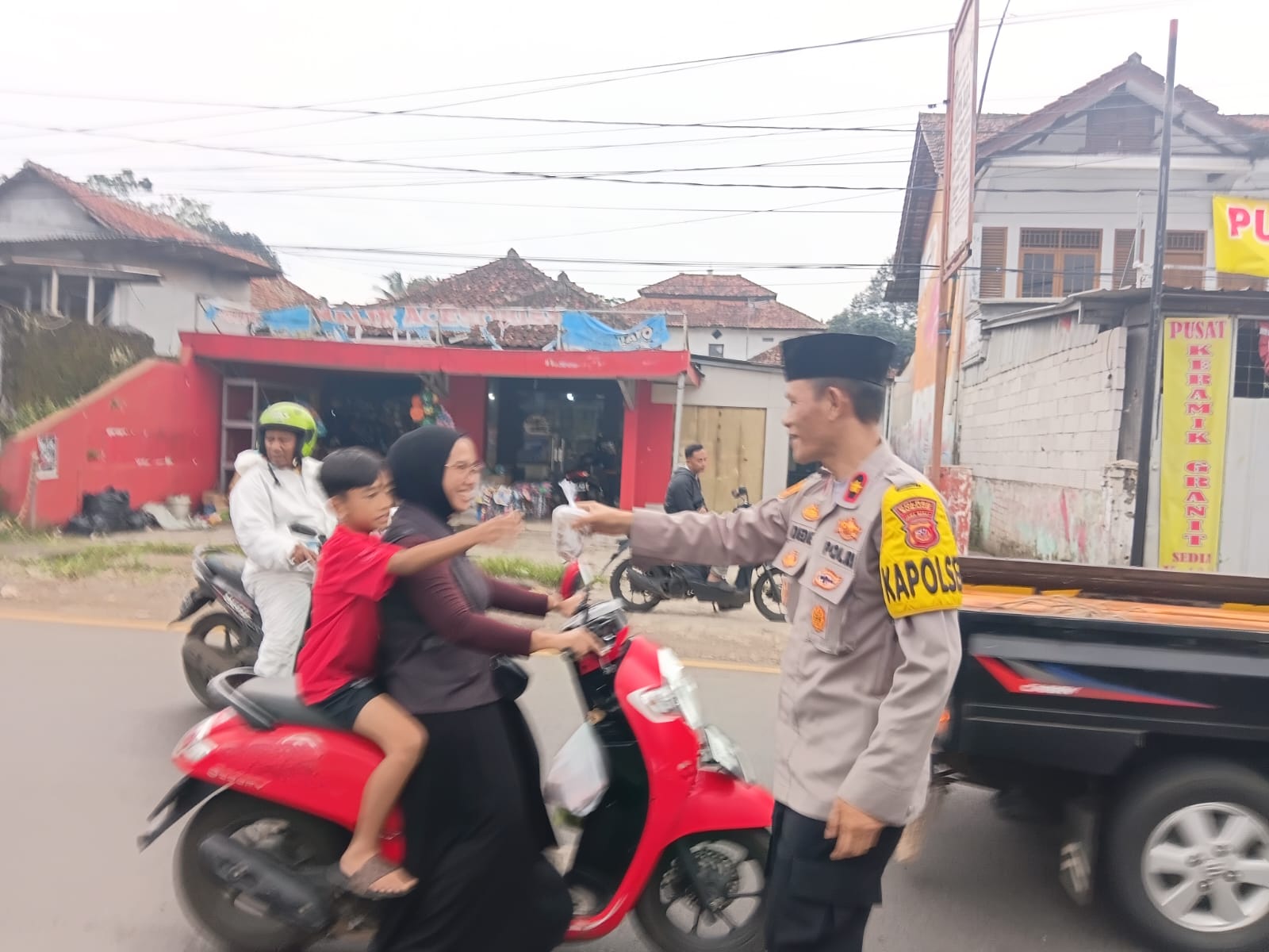 Berbagi Berkah Di Bulan Suci Ramadhan Polsek Jalan Cagak Bagikan Takjil Kepada Masyarakat