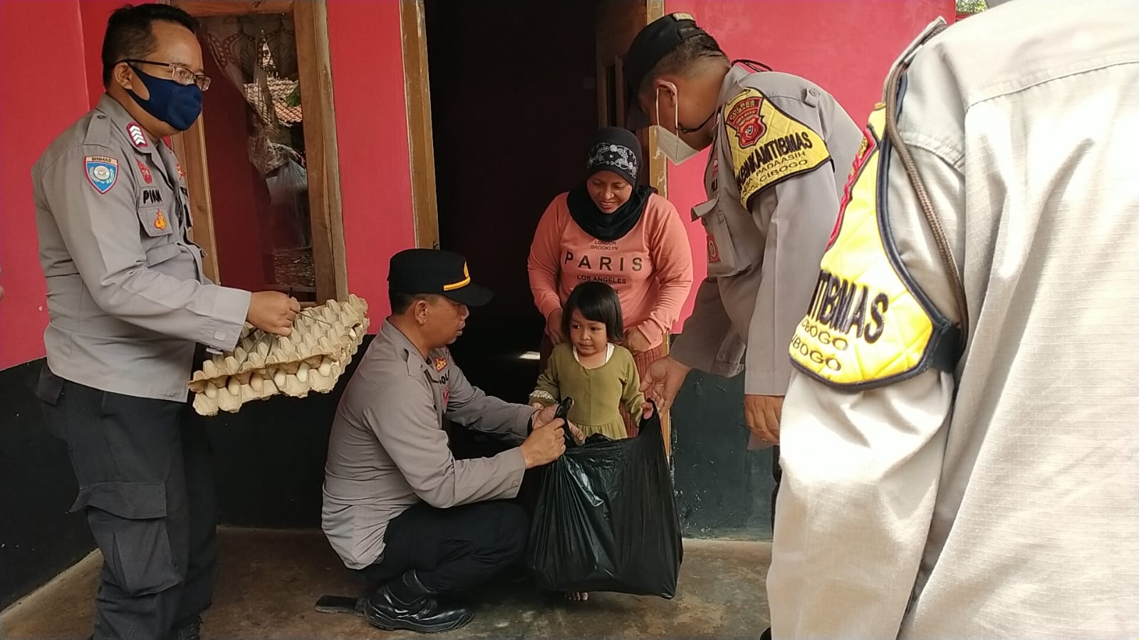 Berbagi Berkah Kapolsek Cibogo Ajak Makan Stunting Anak Asuh dan Keluarga