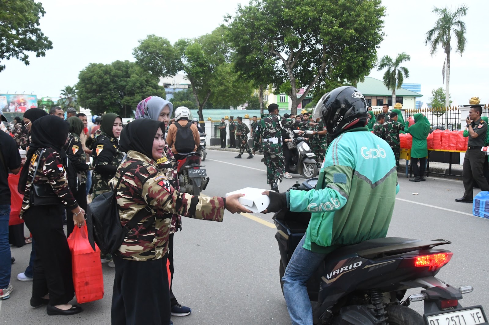 Berbagi Keberkahan di Bulan Ramadhan, Korem 143/HO Berbagi 7.140 Takjil