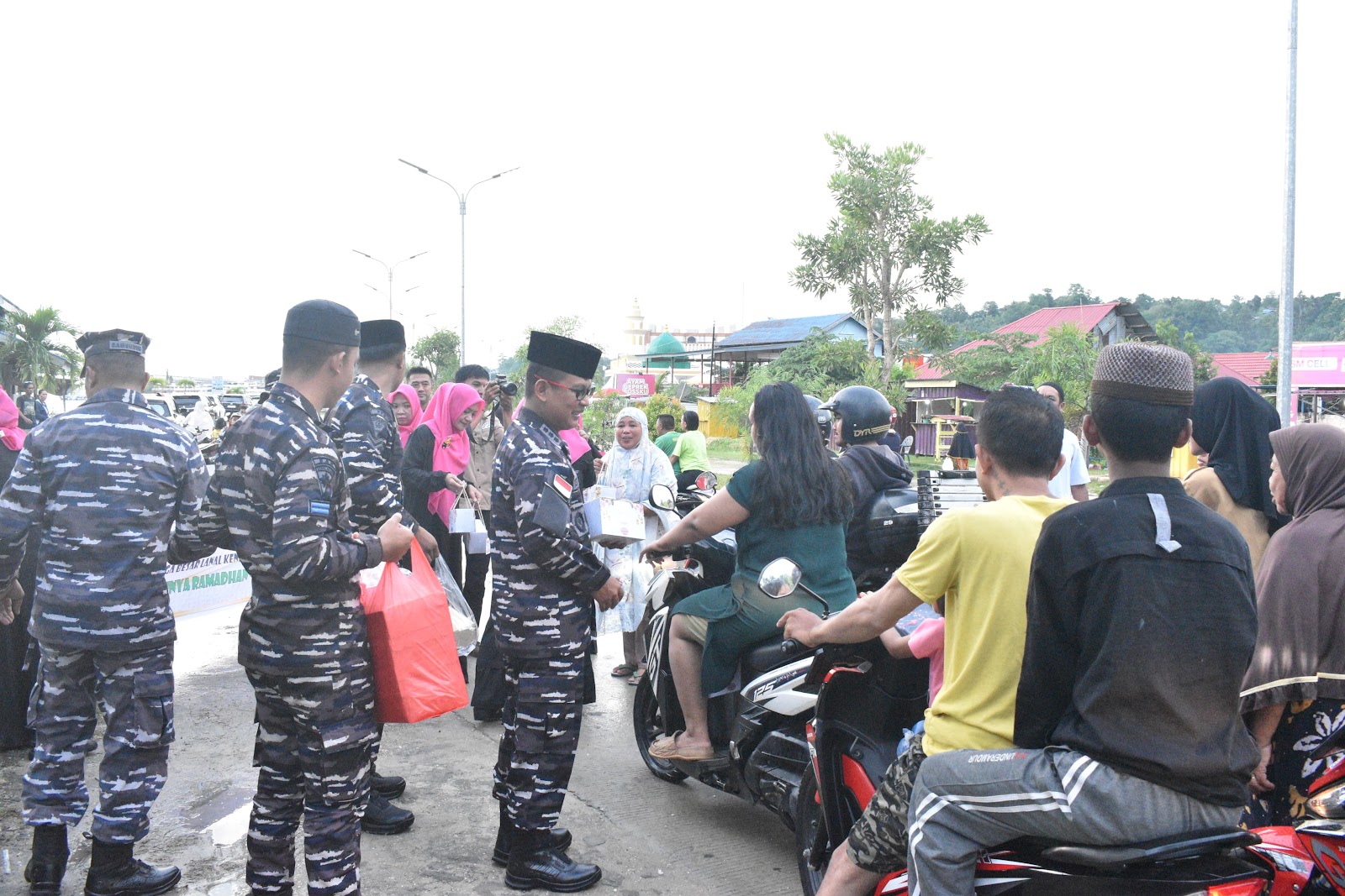 Berbagi Takjil,Komandan Lanal Kendari Beserta Ibu Ketua cabang 3 Korcab VI DJA II dan Seluruh Keluarga Besar Lanal Kendari