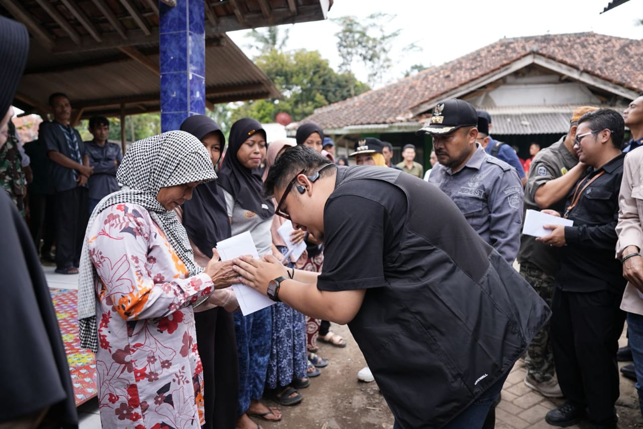 Berikan Bantuan Kepada Masyarakat Terdampak Puting Beliung, Bupati Subang: Pemerintah Akan Selalu Hadir Untuk Masyarakat