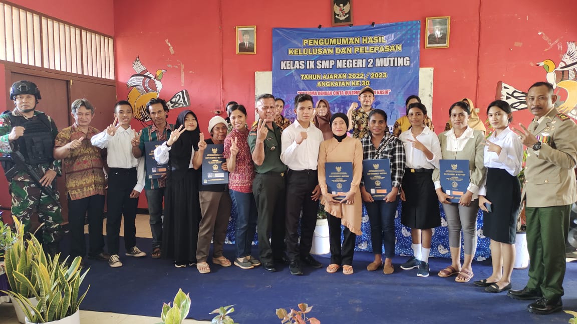 Berikan Motivasi, Satgas Yonif 725/Woroagi Hadiri Acara Kelulusan Ujian Akhir Sekolah Ta. 2023 Di Sekolah Perbatasan Papua