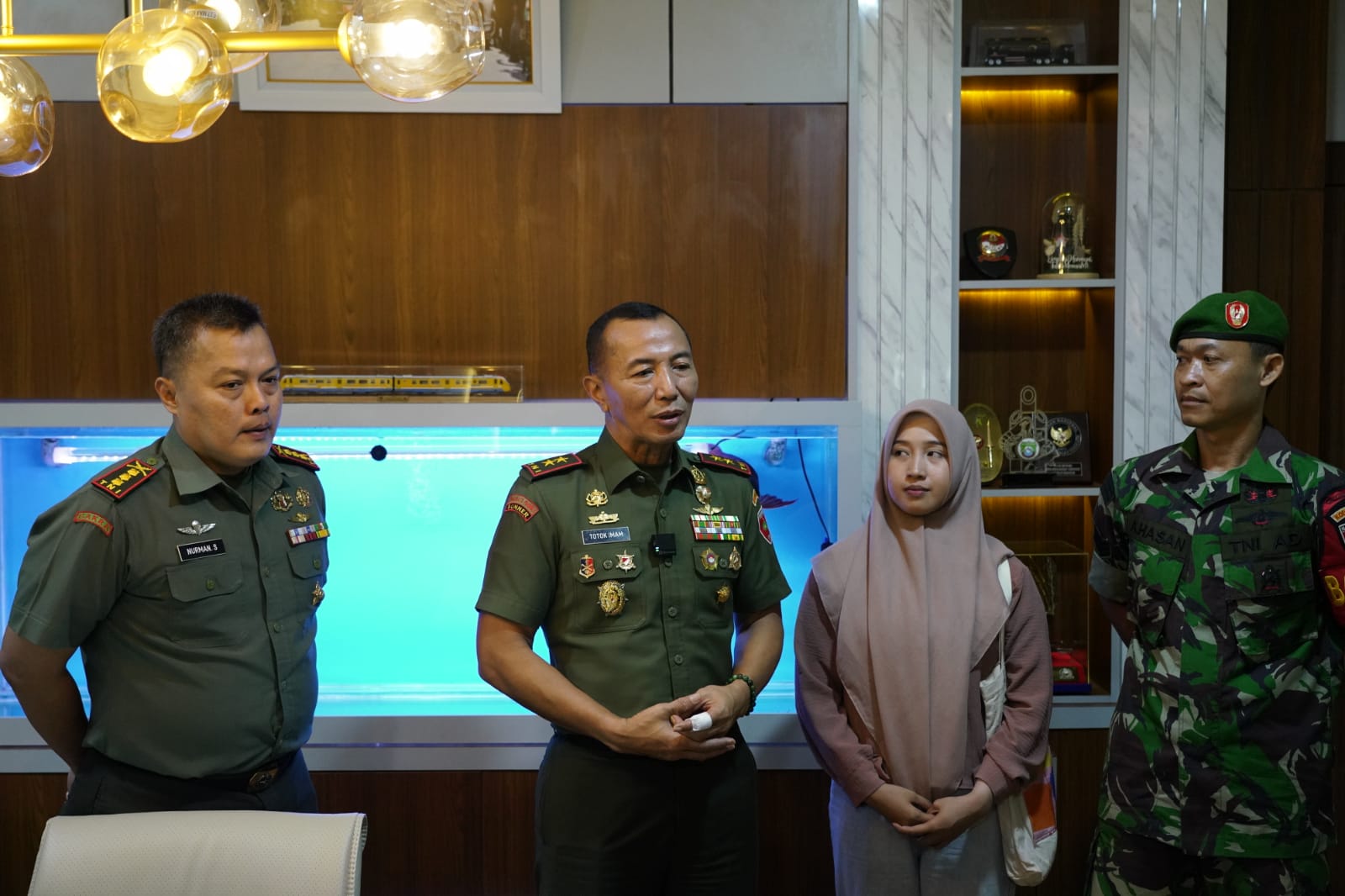 Berita Viral Nuraini Si Gadis Kuat Pemanggul Semen Akhirnya Ditemui Pangdam XIV/Hasanuddin