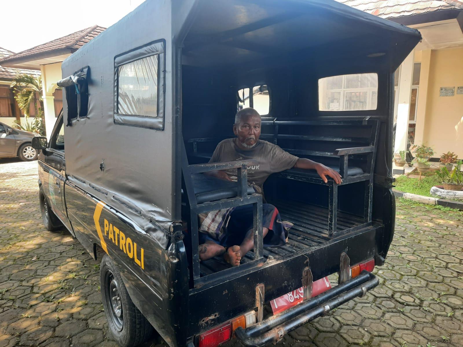BERKAT LAPORAN MASYARAKAT MELALUI MEDIA SOSIAL BUPATI SUBANG, SATPOL PP SUBANG EVAKUASI ORANG TERLANTAR