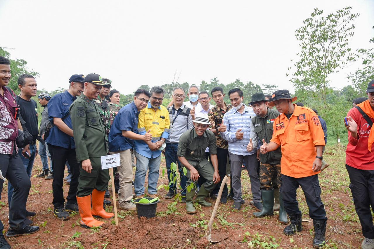 Bersama Bupati, DEFEND ID Tebar Tanaman Produktif di Kabupaten Subang