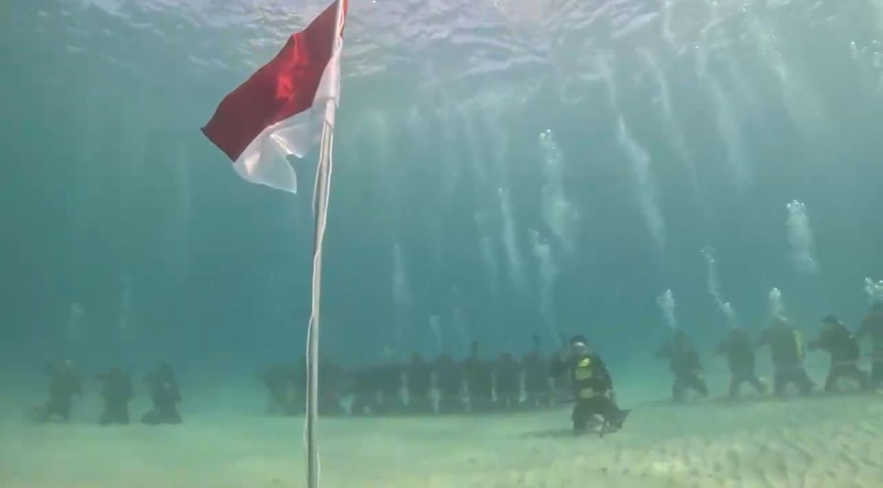 Bersama Komunitas Scuba Diving, Ditpolairud Polda Sultra Kibarkan Bendera Merah Putih di Bawah Laut