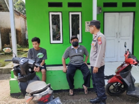 Bhabikamtibmas Desa Sindanglaya Kec. Tanjungsiang melaksanakan silaturahmi dan himbauan Kamtibmas di Desa binaannya