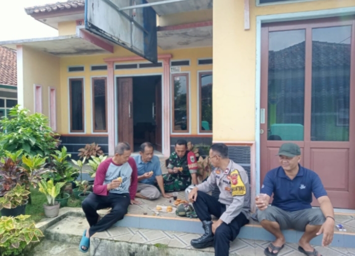 Bhabin Bersinergi dengan Babinsa Desa Sindanglaya  melaksanakan silaturahmi dan himbauan Kamtibmas di Desa binaannya