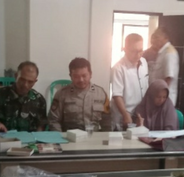 Bhabin dan Babinsa Desa Cikawung Bersinergi  Melaksanakan monitoring dan pengamanan  kegiatan Forum konsultasi Publik (FKP)