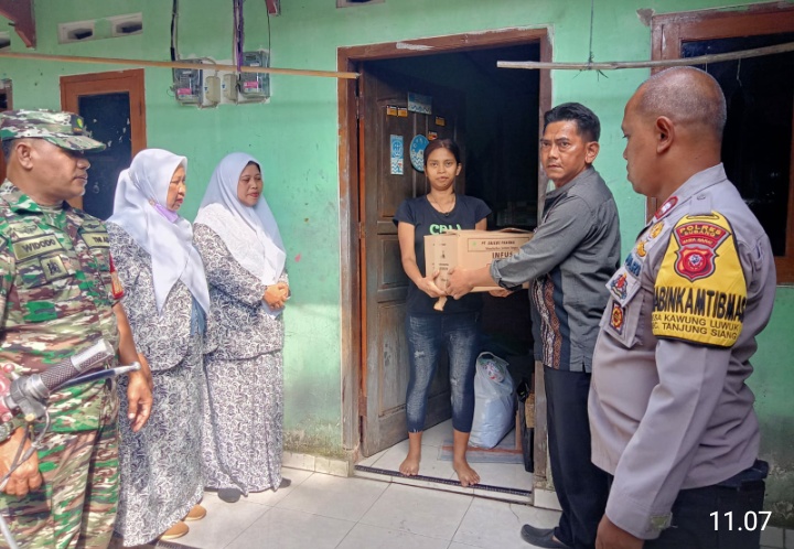 Bhabin dan Babinsa Desa Kawungluwuk bersinergi mendampingi PKM Tanjungsiang memberikan bantuan/donasi kepada masyarakat  warga Desa Kawungluwuk