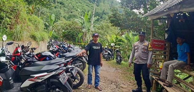 BHABIN DESA KAWUNGLUWUK POLSEK TANJUNGSIANG, POLRES SUBANG, MELAKSANAKAN MONITORING WISATA BUKIT PAMOYANAN PADA MASA LIBURAN IDULFITRI 1444 H