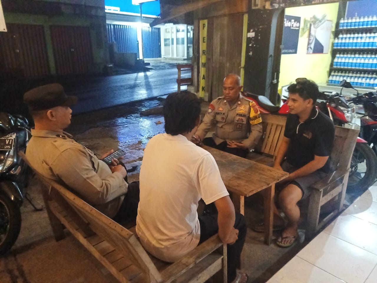 BHABIN DESA KAWUNGLUWUK  TINGKATKAN PATROLI DIALOGIS DAN HIMBAUAN KAMTIBMAS KEPADA MASYARAKAT DESA BINAANNYA