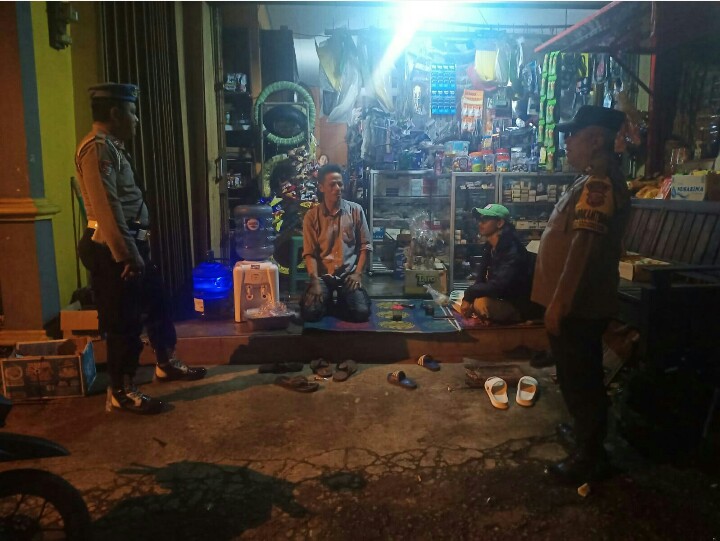 BHABIN DESA TANJUNGSIANG, KEC TANJUNGSIANG MEMBERIKAN HIMBAUAN KAMTIBMAS KEPADA WARGA MASYARAKANYA