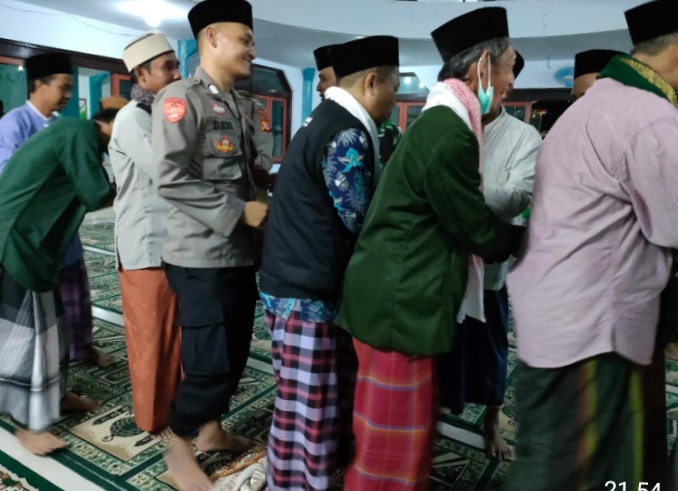 Bhabinkamtibma dan Bhabinsa Desa Tanjungsiang Melaksanakan Shalat Tarawih di Mesjid Jami AL IKHLAS