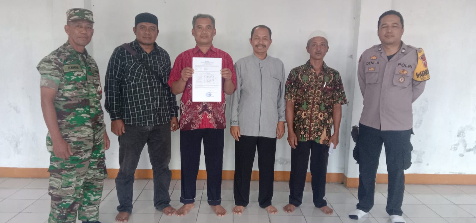 Bhabinkamtibmas bersama Babinsa Desa Buniara Melaksanakan pengamanan pemilihan Anggota  BPD serentak  periode 2023-2029 Desa Buniara, Kec. Tanjungsiang