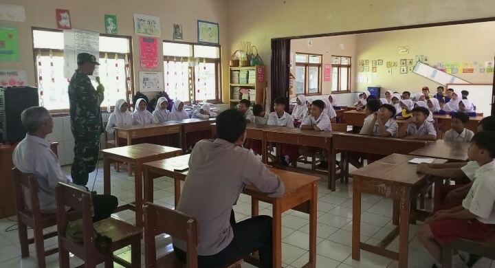 Bhabinkamtibmas dan Babinsa Desa Cimeuhmal laksanakan Binluh kepada Siswa/Siswi SDN Jati Mulya Desa Cimeuhmal Kec. Tanjungsiang Kabupaten Subang