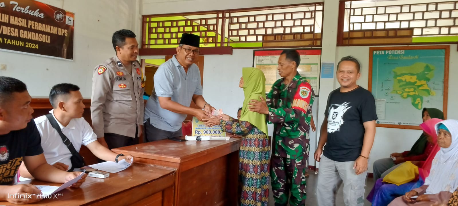 Bhabinkamtibmas dan Babinsa Desa Gandasoli Amankan Penyaluran Bantuan Langsung Tunai Dana Desa Tahun 2023