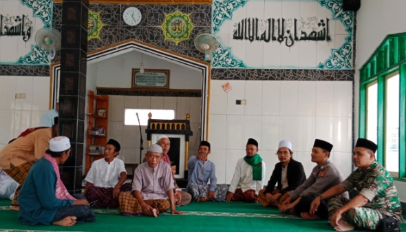 Bhabinkamtibmas dan Babinsa Desa Tanjungsiang melaksanakan Jum'at Curhat di Mesjid Jami AL -Huda