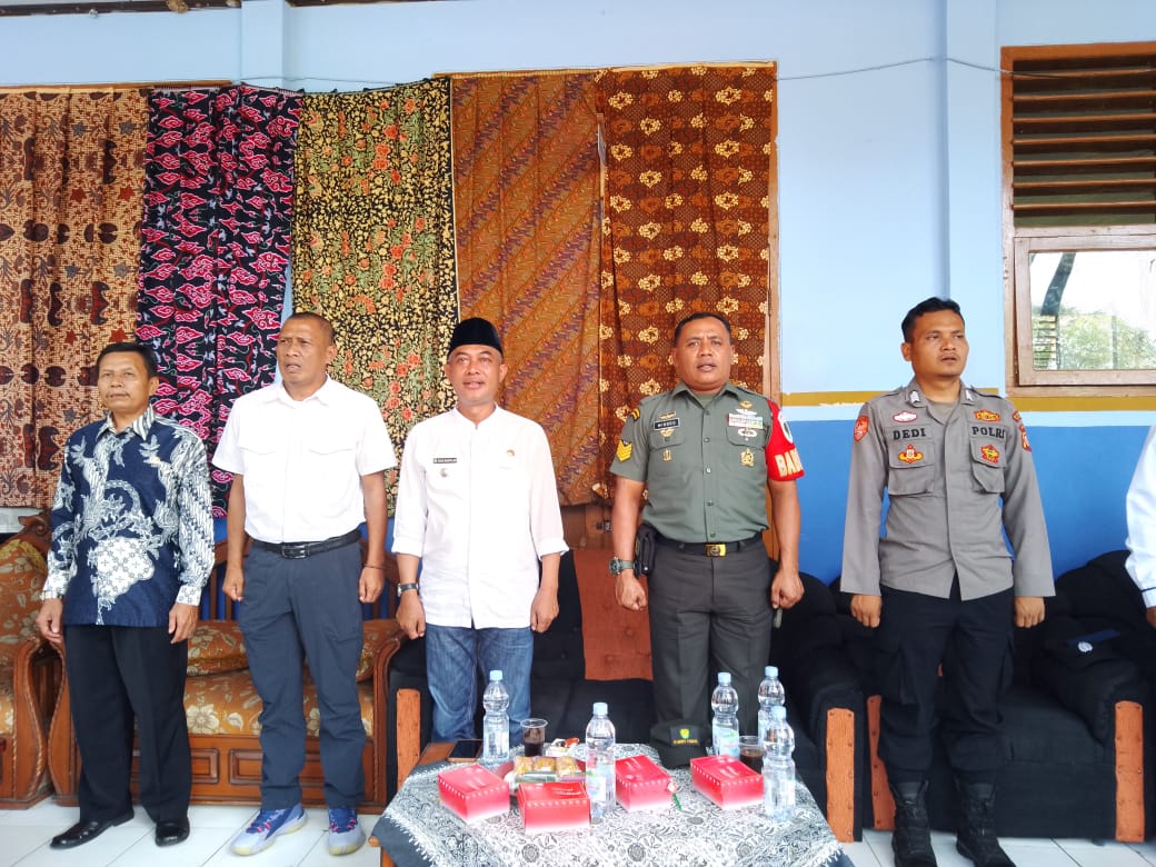 Bhabinkamtibmas dan Babinsa Desa Tanjungsaiang menghadiri Perpisahan siswa-siswi SMPN 1 Tanjungsiang
