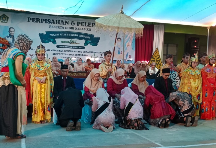 Bhabinkamtibmas dan Babinsa Desa Tanjungsaiang menghadiri Perpisahan siswa-siswi Madrasah Aliyah Al Istiqomah Tanjungsiang