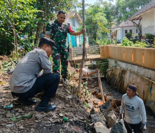 Bhabinkamtibmas dan Babinsa Desa Tanjungsiang Laksanakan kegiatan pengawasan pembangunan Desa Tanjungsiang