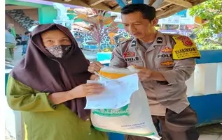BHABINKAMTIBMAS DESA CIBITUNG MONITORING PEMBAGIAN BERAS BANTUAN PEMERINTAH UNTUK MASYARAKAT MISKIN