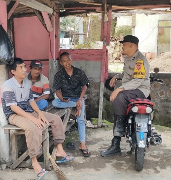 Bhabinkamtibmas Desa Cikawung Bersilaturahmi Kamtibmas Dengan Warga Dan Tukang Ojeg Di Pangkalannya