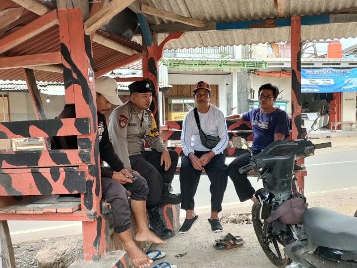 Bhabinkamtibmas Desa Cikawung laksanakan Silaturahmi Kamtibmas kepada warga Desa binaannya