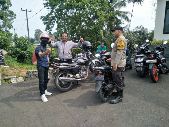 BHABINKAMTIBMAS DESA CIKAWUNG MELAKSANAKAN PATROLI DIALOGIS DAN HIMBAUAN KAMTIBMAS KEPADA WARGA MASYARAKAT CIKARAMAS