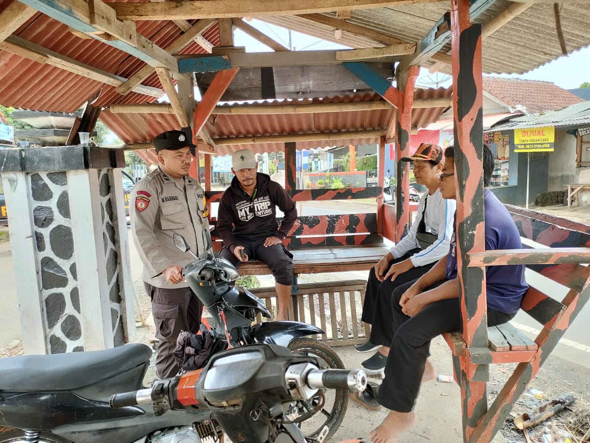Bhabinkamtibmas Desa Cikawung Polek Tanjungsiang Himbau dan ajak  warganya agar pelihara Kamtibmas dilingkungannya