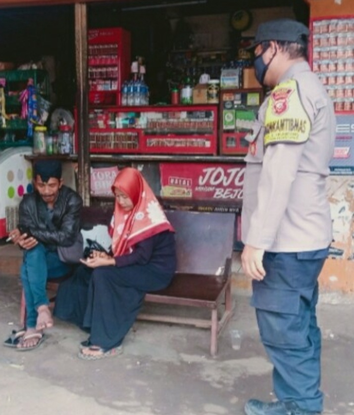 Bhabinkamtibmas Desa Cikawung Polsek Tanjungsiang Himbau dan ajak  warganya agar pelihara Kamtibmas dilingkungannya