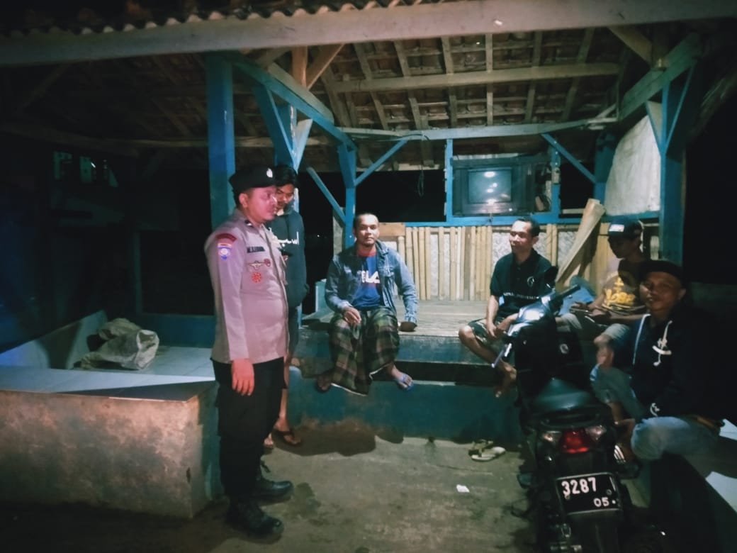 Bhabinkamtibmas Desa Cikawung Polsek Tanjungsiang  Kontrol Satkamling Desa binaannya
