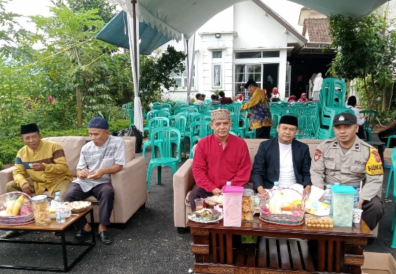 Bhabinkamtibmas Desa Cikawung  Silaturahmi Kamtibmas kepada warga Desa binaannya