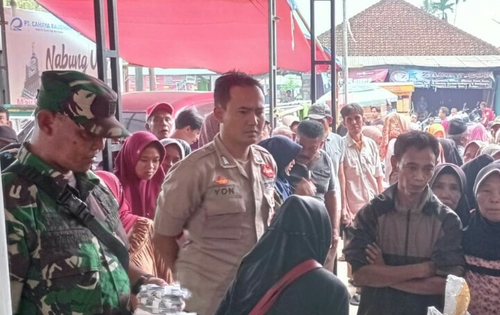 Bhabinkamtibmas Desa Cimeuhmal   Laksanakan Pengamanan Penyaluran Bantuan Sosial Pangan Beras Bulog Tahap 2 seberat 10 Kg dari Kementrian Ketahanan Pangan RI Tahun 2023