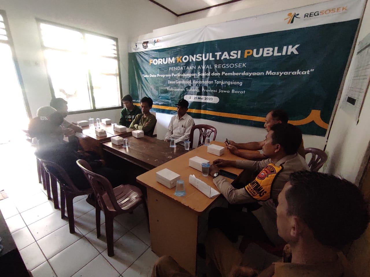 Bhabinkamtibmas Desa Gandasoli hadir dalam  Rakor Forum Konsultasi Publik Regsosek 2022 Desa Gandasoli.