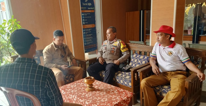 Bhabinkamtibmas Desa Kawungluwuk Laksanakan Silaturahmi Kamtibmas kepada Desa binaannya
