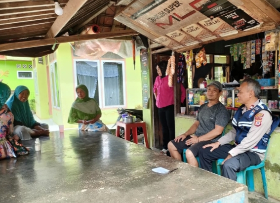 Bhabinkamtibmas Desa Sindanglaya menyampaikan himbauan Kamtibmas kepada warga binaannya