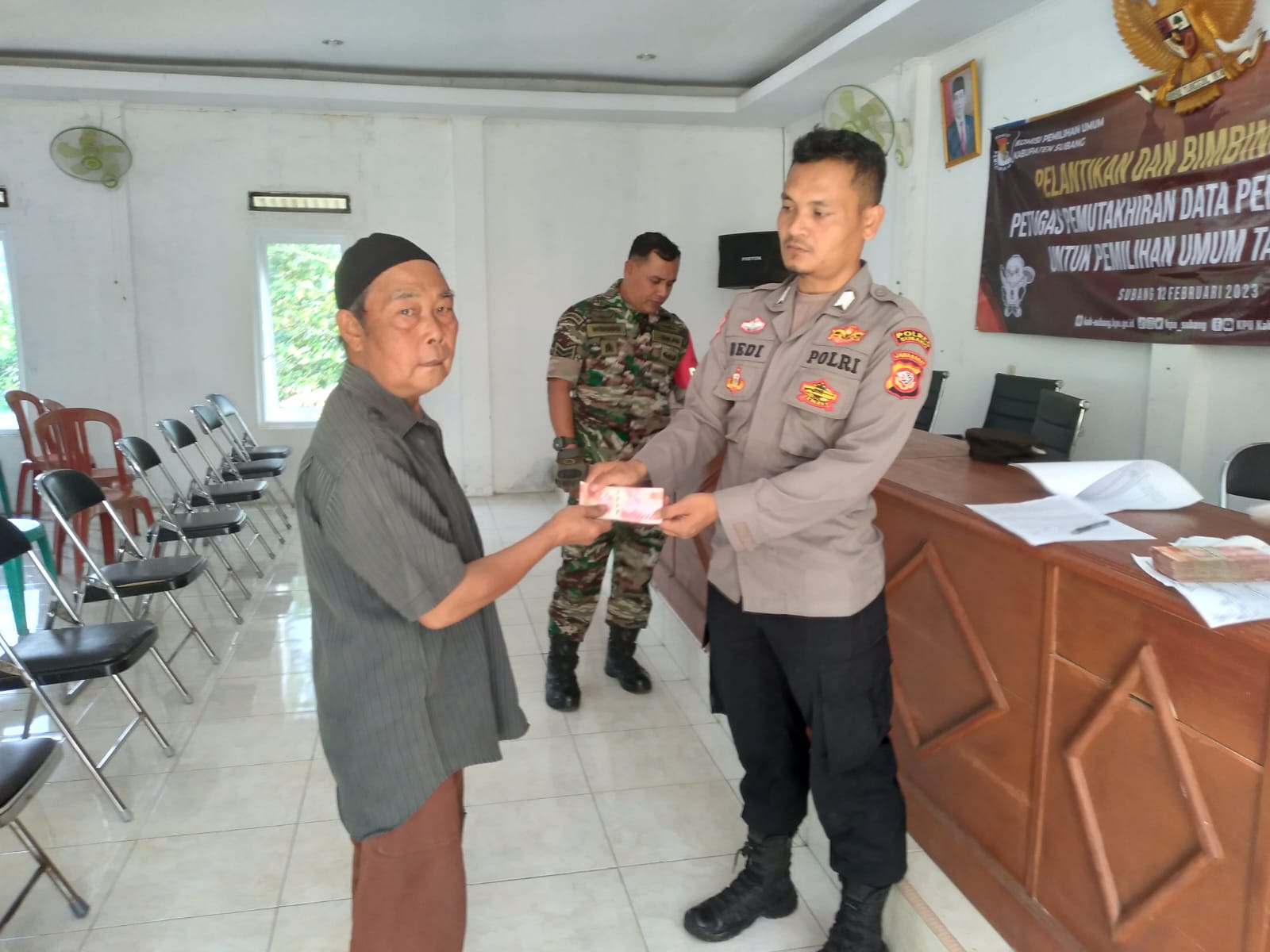 Bhabinkamtibmas Desa Tanjungsianc Ammankan Penyaluran Bantuan Langsung Tunai Dana Desa Tahun 2023, untuk Warga Masyarakat Desa Tanjungsiang Kec. Tanjungsiang Kab. Subang