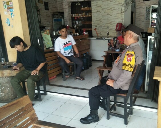 Bhabinkamtibmas Desa Tanjungsiang Bersilaturahmi Kamtibmas Dengan Warga Pengelola Usaha Di Wilkum Polsek Tanjungsiang