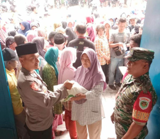Bhabinkamtibmas Desa Tanjungsiang Polsek Tanjungsiang Monitoring Pendampingan Pendistribusian Bantuan  Ketahanan Pangan -CBP 2023 Dari BULOG Non Tunai Beras 10 Kg Kepada Masyarakat Desa Tanjungsiang