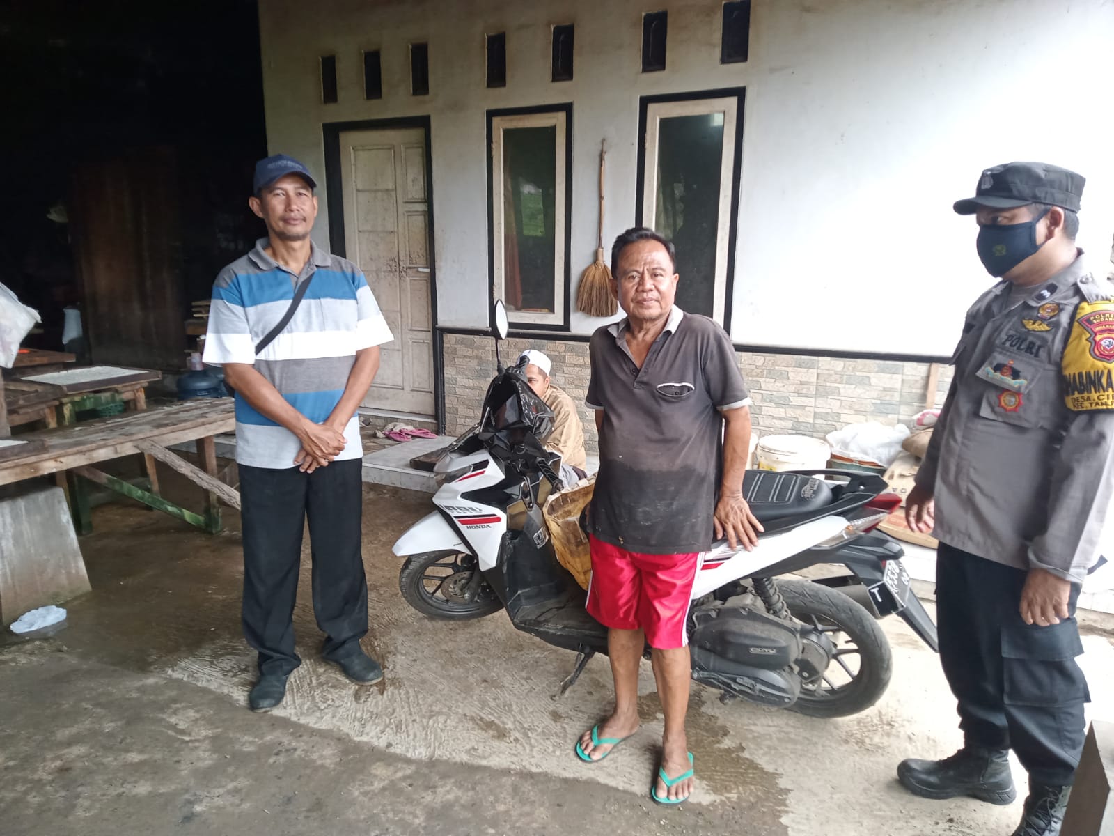 Bhabinkamtibmas Ds. Cikawung Laksanakan Silaturahmi Kamtibmas dengan Warga di Kp.Cipetir Ds.Cikawung di Wilkum Polsek Tanjungsiang